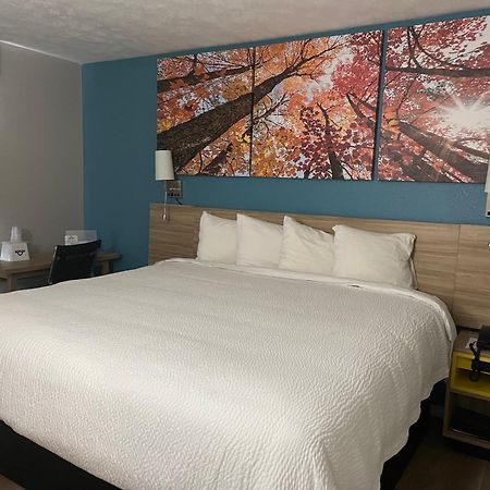 Days Inn By Wyndham Warrensburg Bagian luar foto