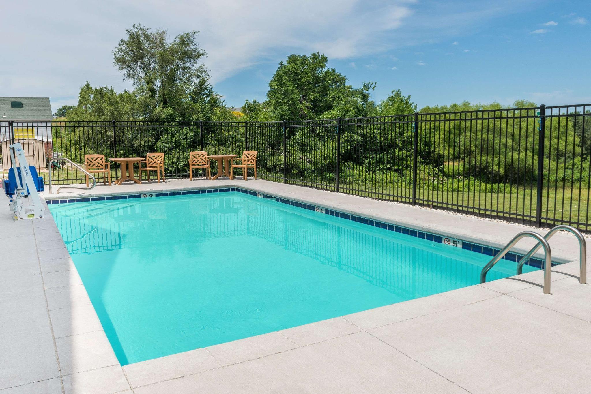 Days Inn By Wyndham Warrensburg Bagian luar foto