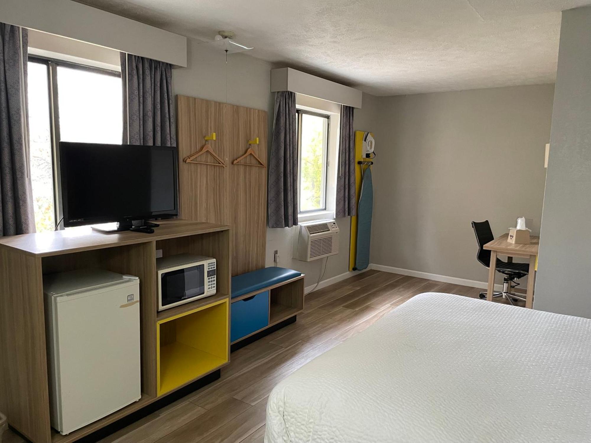 Days Inn By Wyndham Warrensburg Bagian luar foto