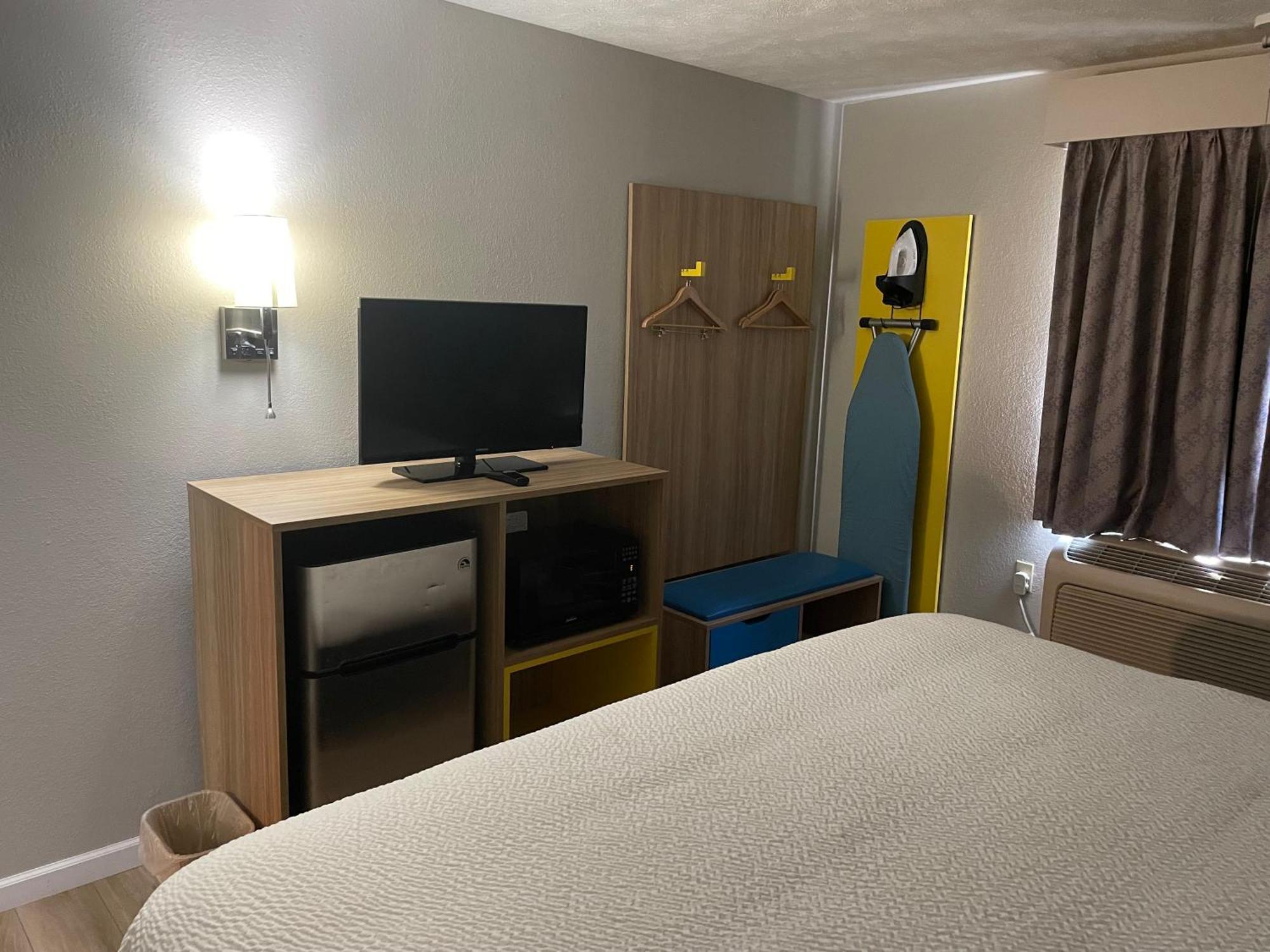 Days Inn By Wyndham Warrensburg Bagian luar foto